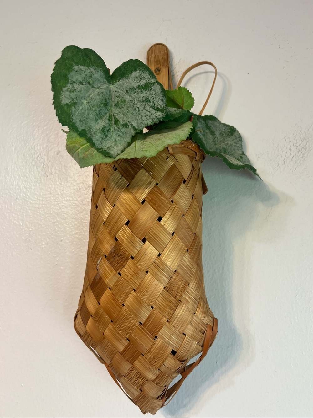 Authentic vintage jewelry Woven Wall Basket with flat back